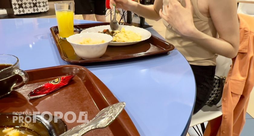 Так делают только глупые люди: эта привычка за столом говорит о низком интеллекте