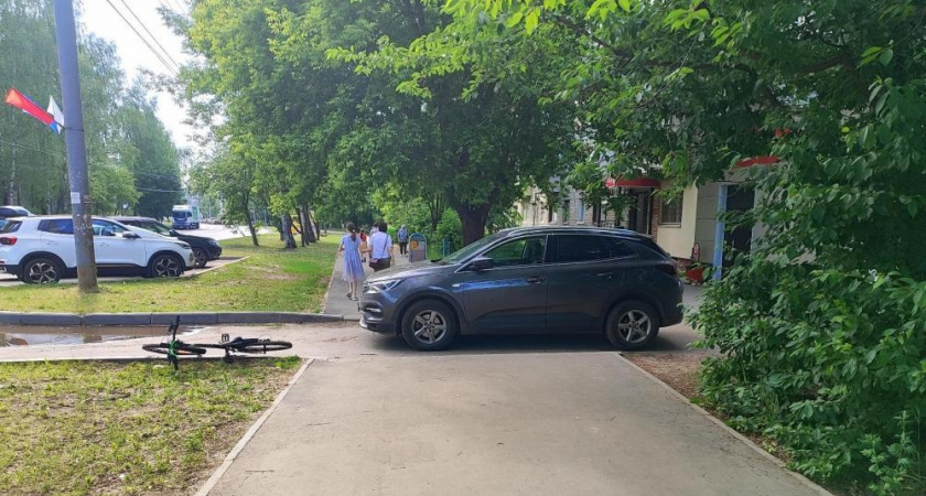 8-летняя велосипедистка угодила под иномарку, переезжая дорогу в Йошкар-Оле