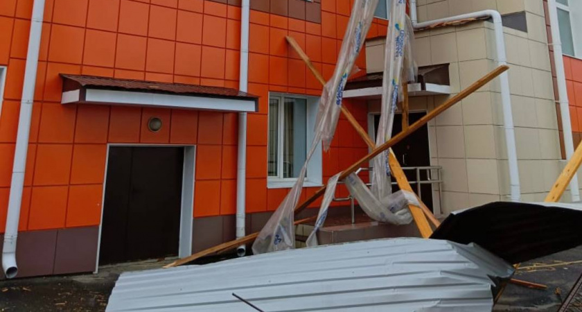 Появилось видео, как ветер сорвал крышу со школы в Килемарах