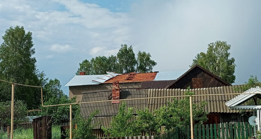Крышу одного из учреждений сорвало ветром в Марий Эл