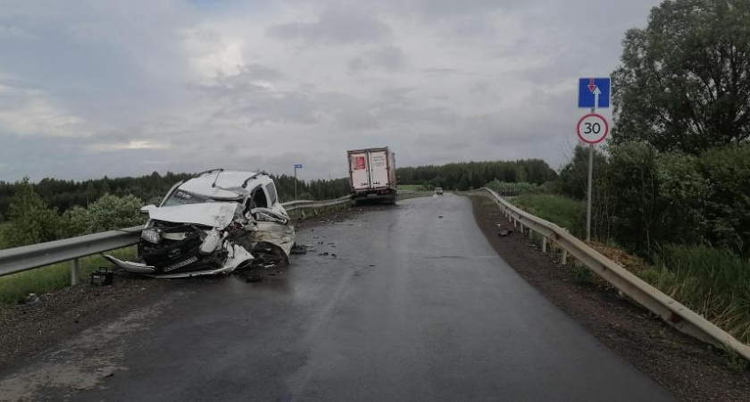 В лобовом столкновении на Сернурской трассе пострадали два человека