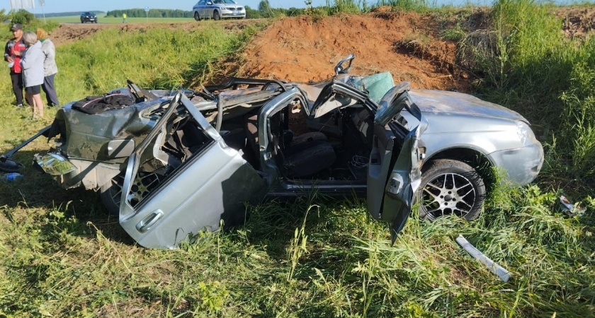 Водитель "Лады" погиб в утреннем ДТП у Нового Торъяла, два подростка в больнице