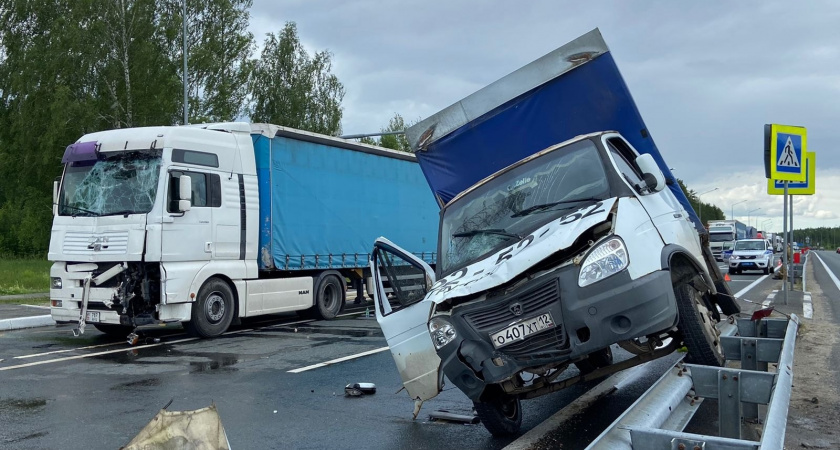 В Медведевском районе водитель газели столкнулся с фурой, из-за чего попал в больницу