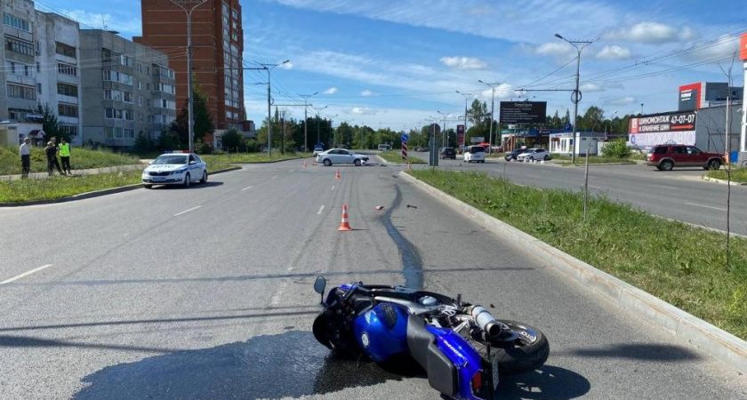 Мотоциклист и иномарка столкнулись в Йошкар-Оле: один человек в больнице
