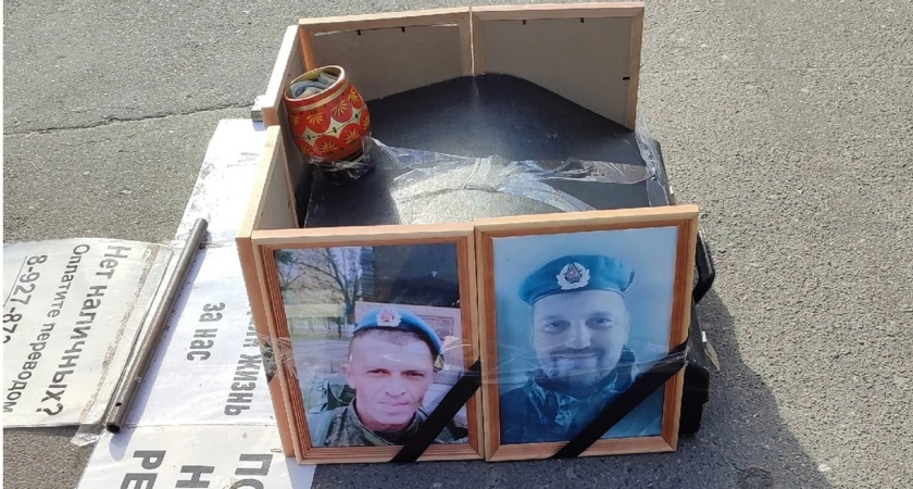 Йошкаролинец собирает деньги на улице с фото погибших военных СВО: родные бойцов пошли в прокуратуру