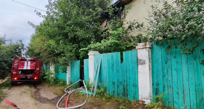 В Кокшайске пожарные успели спасти двухэтажный дом от пожара