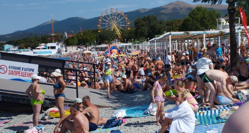 На пляжах Анапы ввели тотальный запрет на купание в Черном море: в воду не пускают, сидим на берегу