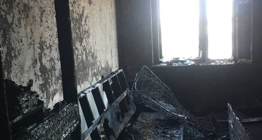 Женщину с 8-летним сыном и собакой спасли из горящей квартиры в Йошкар-Оле