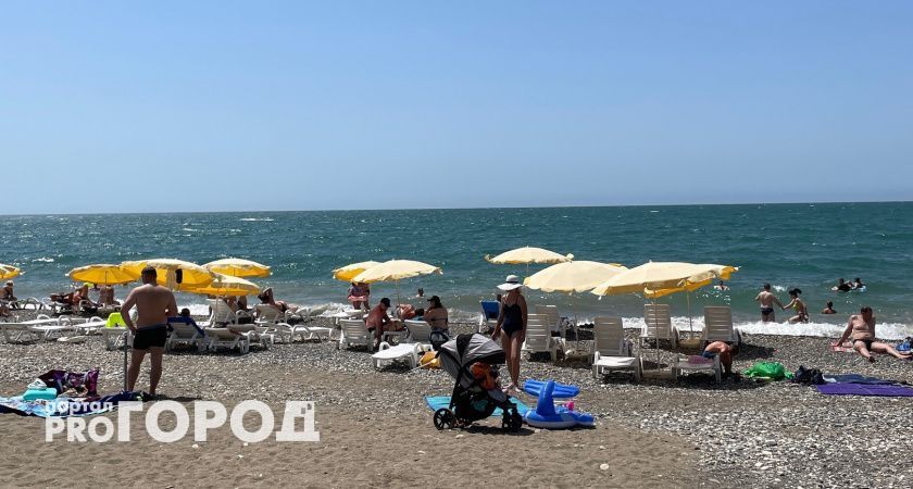 Купаться невозможно, мы все сидим на берегу: Черное море преподнесло неприятное удивление отдыхающим