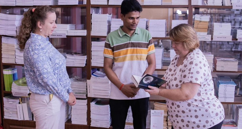Студент МарГУ из Индии передал  собственную книгу в фонд Научной библиотеки имени Пановой