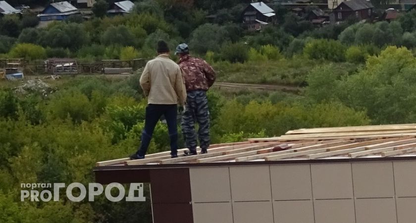 Рабочий погиб, сорвавшись с крыши в Йошкар-Оле