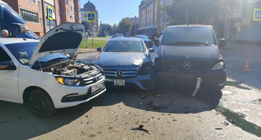 Два Mercedes-Benz и "Лада" устроили массовую аварию с пострадавшей в Йошкар-Оле