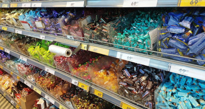 Отрава в привлекательном фантике: в Роскачестве назвали конфеты, которые ни в коем случае нельзя давать детям