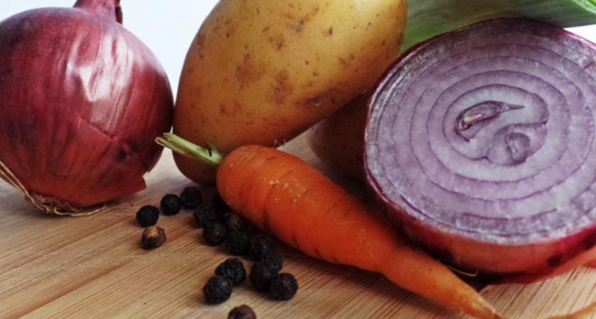 Что обжаривать сначала — лук или морковь? Запомните ключевое правило приготовления аппетитной зажарки