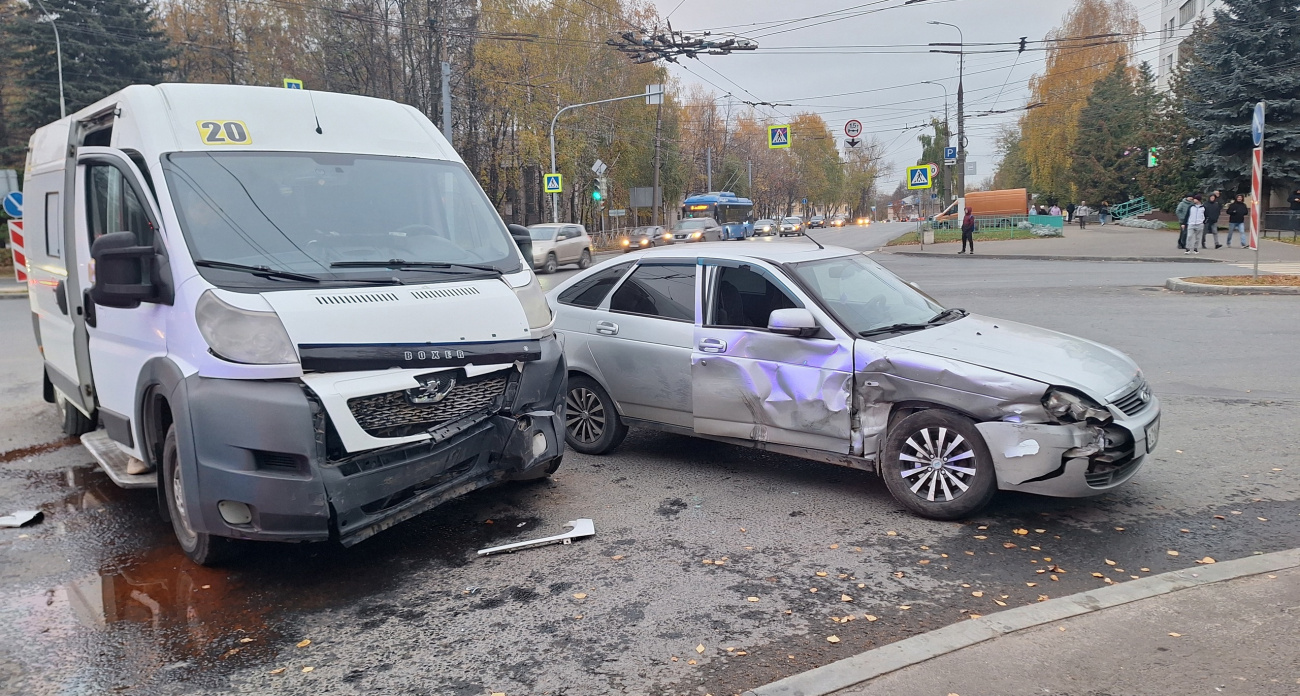 В Йошкар-Оле маршрутка не поделила дорогу с легковушкой