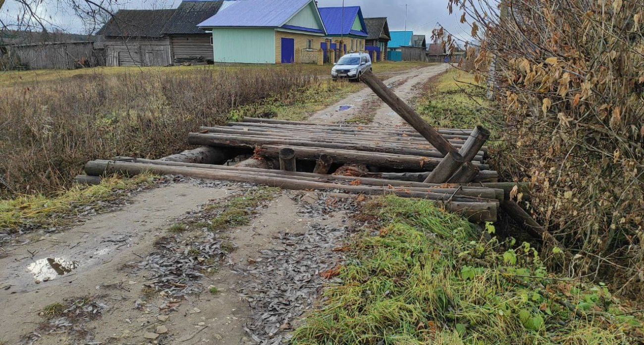 Мост через овраг обвалился в деревне Моркинского района