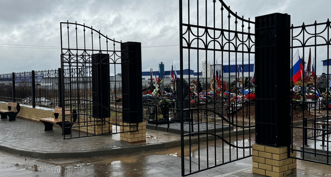 Черный обелиск и новые ворота установили при входе на "Аллею героев" на Туруновском кладбище