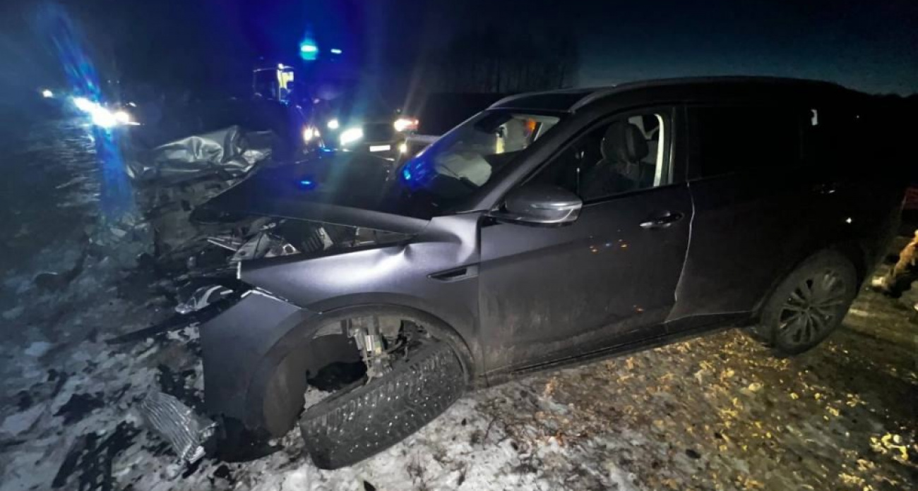 Трое детей оказались в больнице из-за выезда на встречку: подробности жесткой аварии в Волжском районе