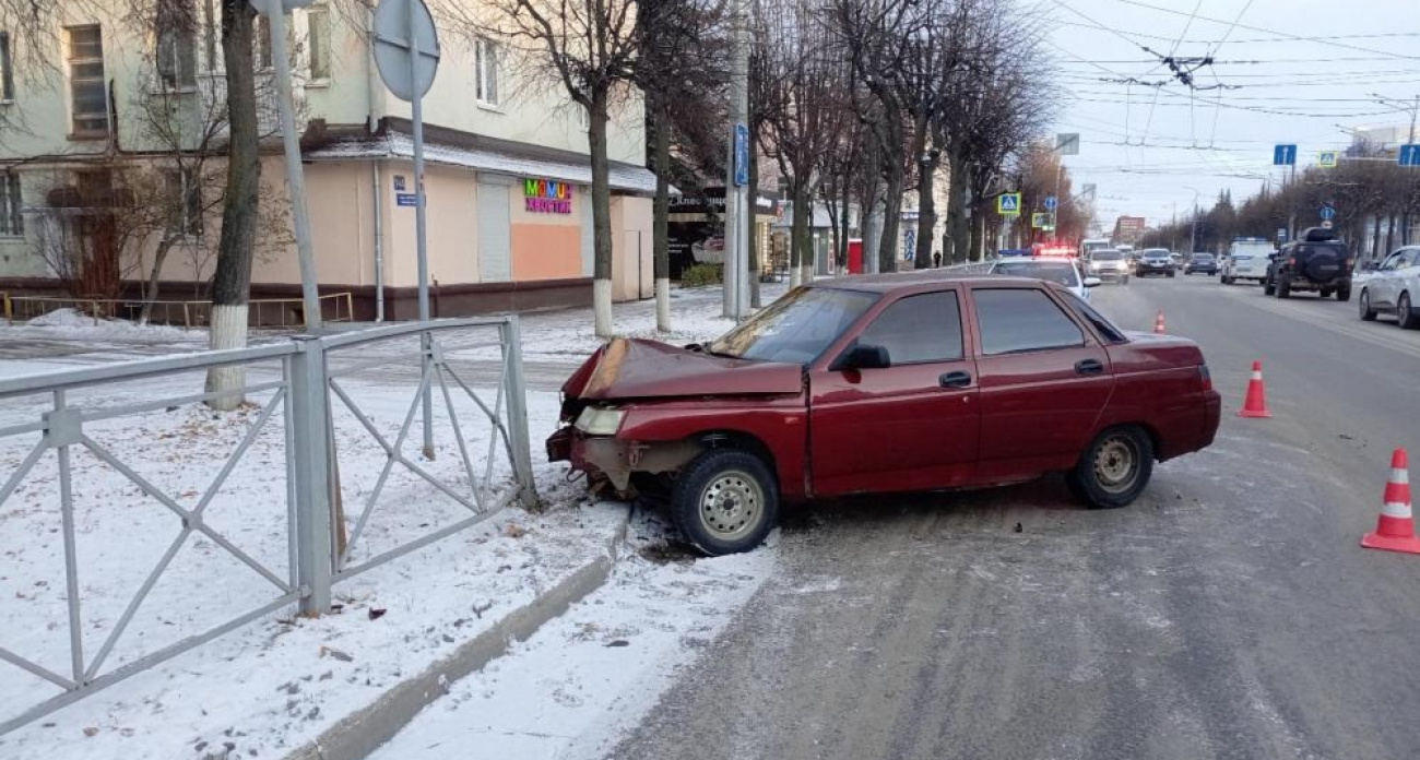 19-летний парень влетел в забор, превысив скорость в Йошкар-Оле