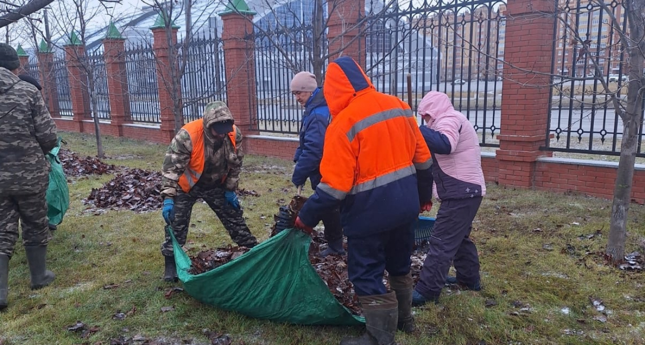 В две смены чистят улицы Йошкар-Олы и обрабатывают от льда