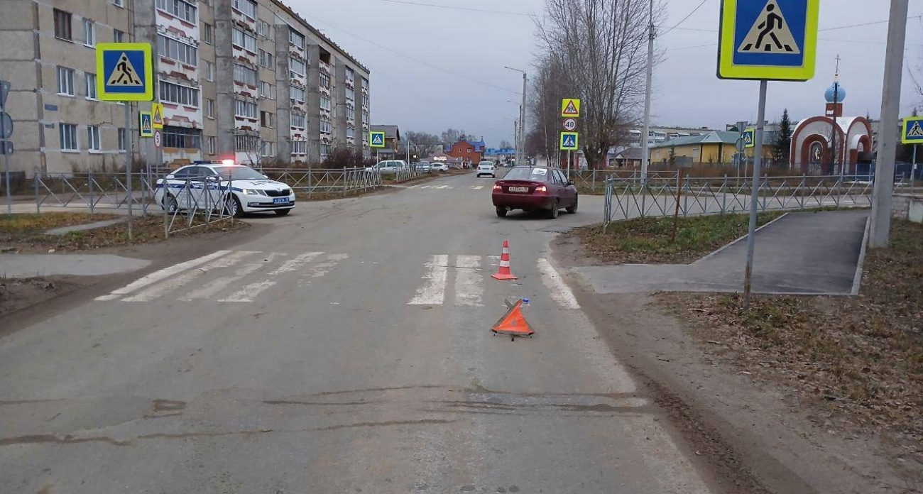 В Волжском районе легковушка сбила девочку на зебре