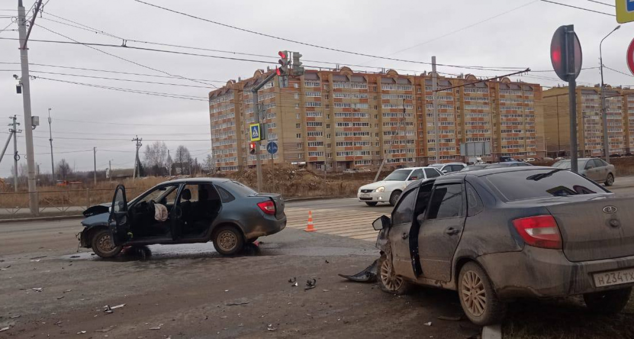 В Йошкар-Оле столкнулись два автомобиля