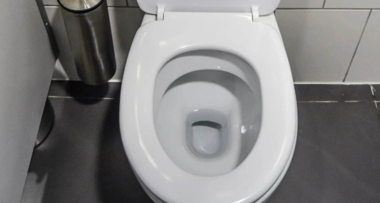 Ставлю бутылку с водой в унитаз, и вот зачем: секретный способ для снижения сумм ЖКУ