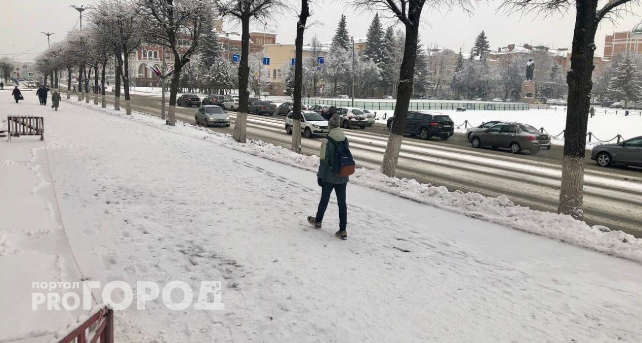 Толпа Дедов Морозов парализует движение в центре Йошкар-Олы