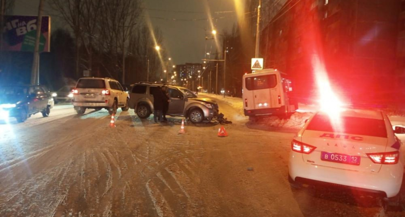 Джип влетел в пассажирский автобус в Йошкар-Оле: женщина в больнице