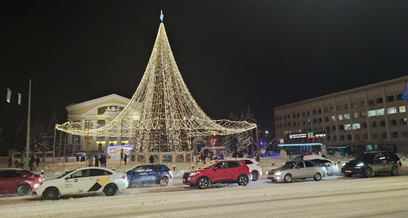 В Йошкар-Оле зажглась огнями главная елка на площади Ленина