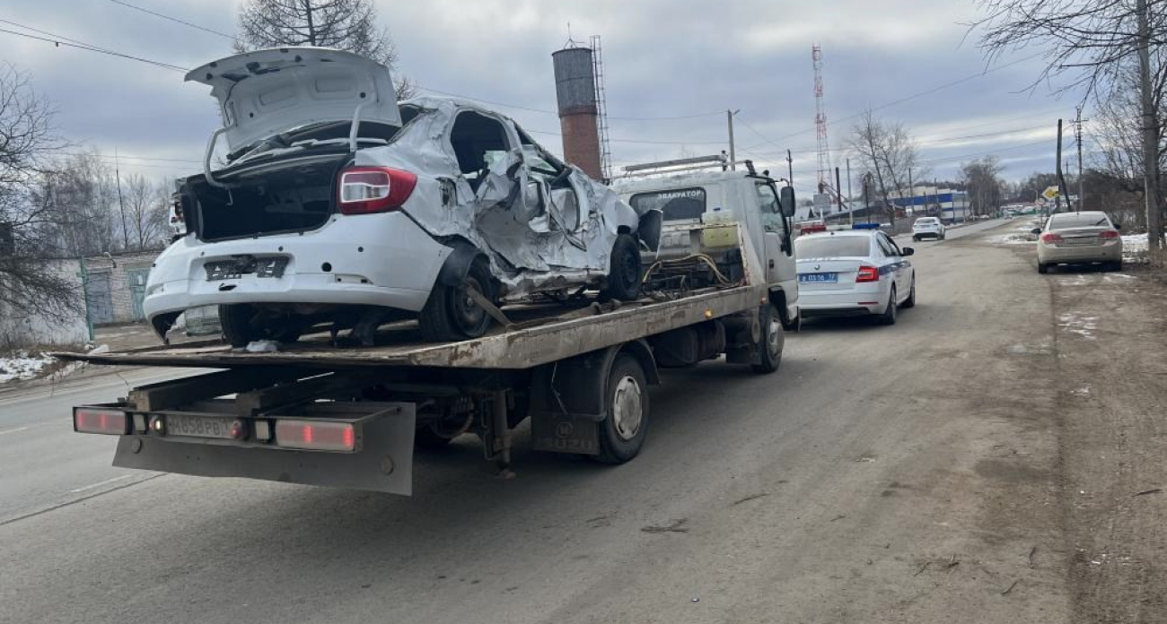 Искореженный в аварии автомобиль показательно провезли по улицам Волжска