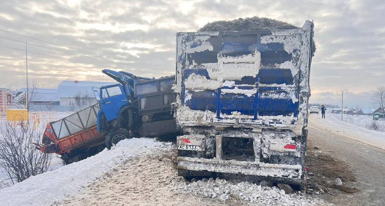 В ГАИ рассказали, из-за чего столкнулись два КамАЗа под Параньгой