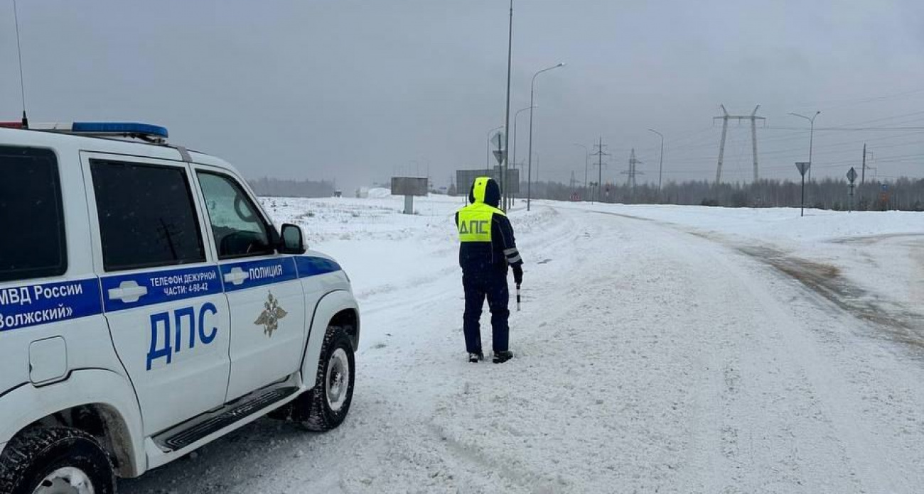 Попавшего в снежный плен водителя спасли в Волжском районе сотрудники ГАИ