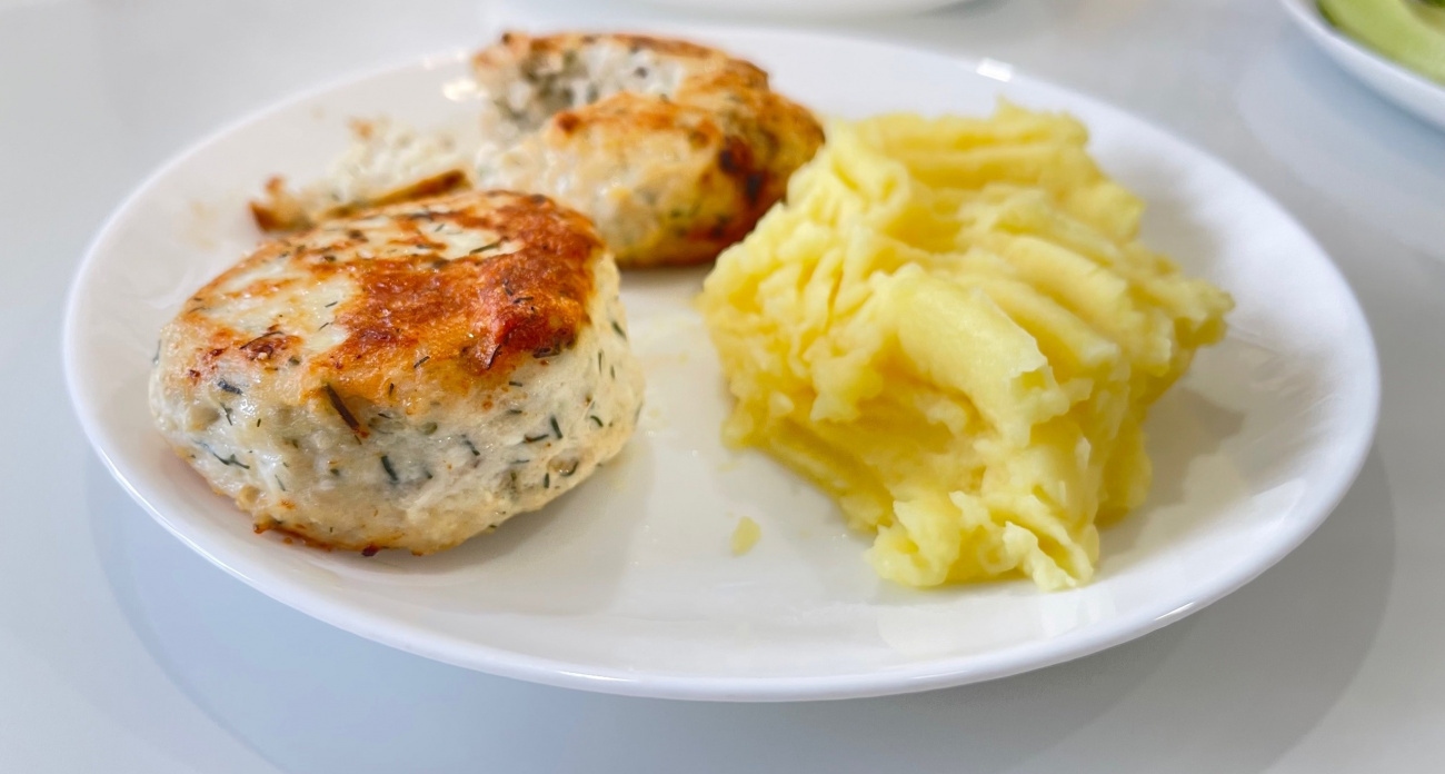 Сытные и сочные котлеты: что опытные повара добавляют в фарш вместо хлеба