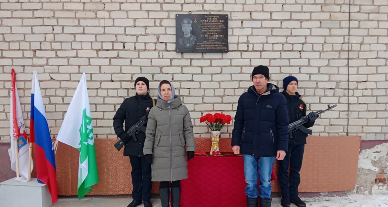 Погибшему на спецоперации герою установили мемориальную плиту в Сернурском районе