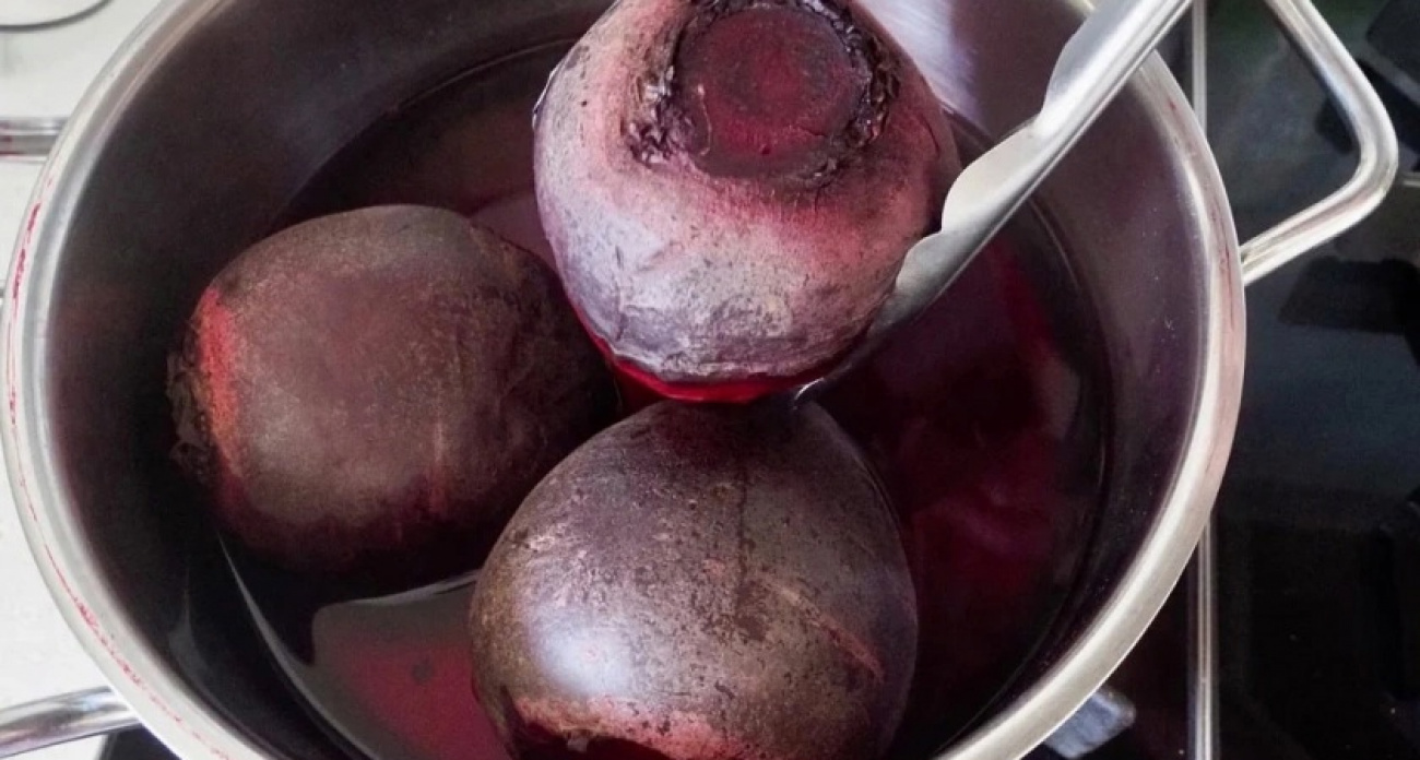 Простой секрет быстрой свеклы: один способ варки делает корнеплод вкуснее, сочнее и без запаха на весь дом