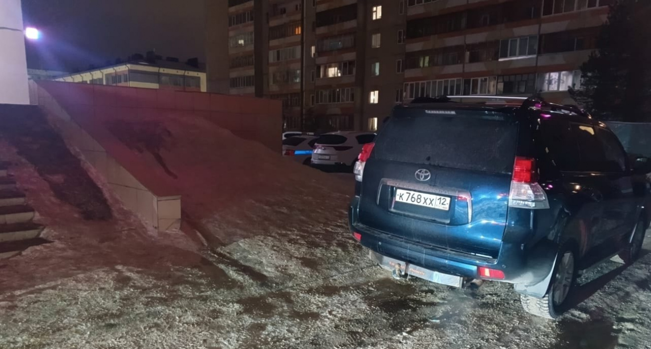 Семилетний мальчик съехал с горки под колеса иномарки в Йошкар-Оле