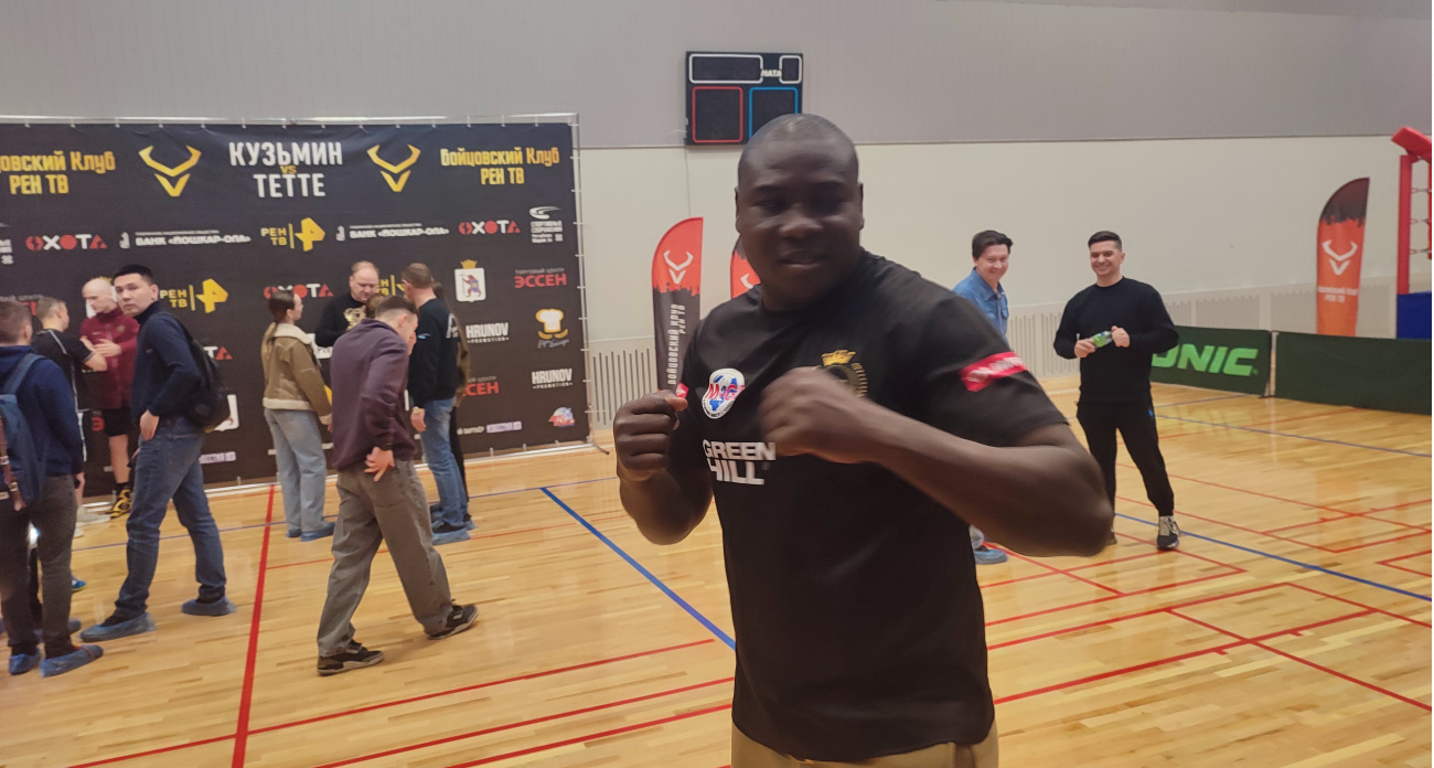 Звездные боксеры из Кубы и Африки провели мастер-класс в Йошкар-Оле: отрабатывали ударную технику