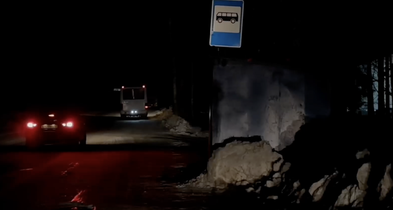 В марийском поселке Светлый два года царит тьма: люди ходят по дороге с фонарями