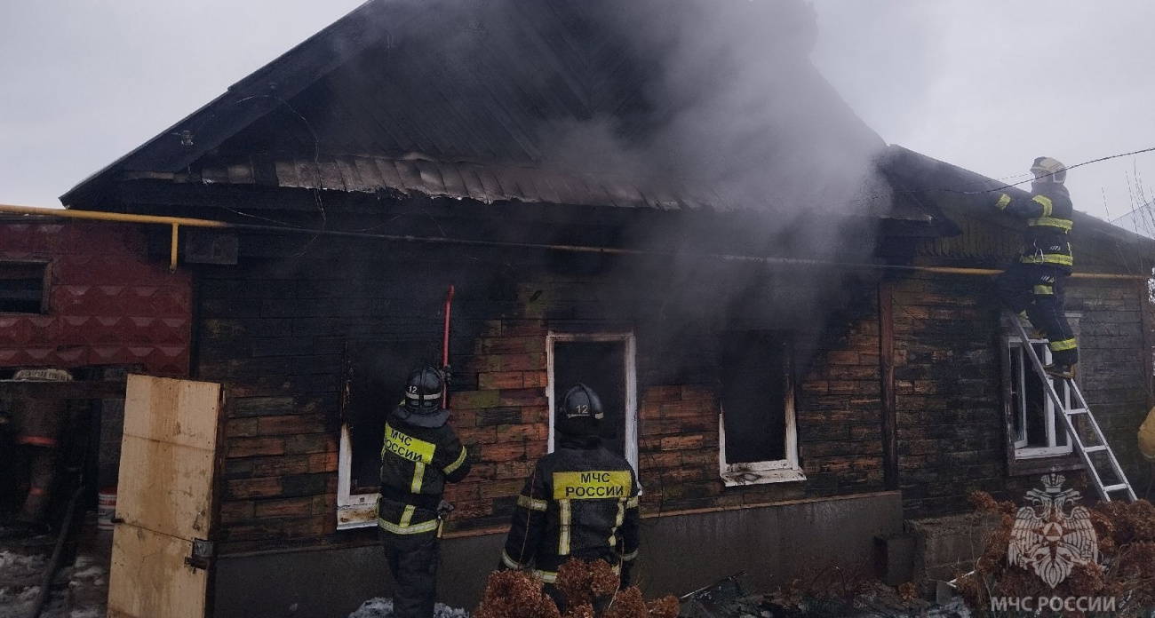 Девушку-инвалида спасли от гибели в огне во время пожара в Волжске
