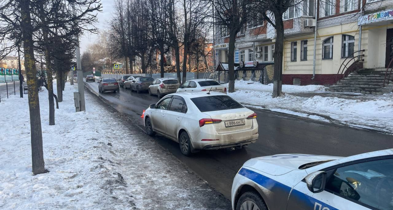 Второклассника сбили в Йошкар-Оле, когда он перебегал дорогу в неположенном месте