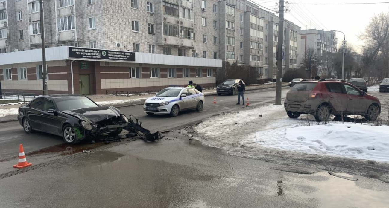 В Йошкар-Оле лихач на Mercedes устроил аварию и отправил 10-летнюю девочку в больницу