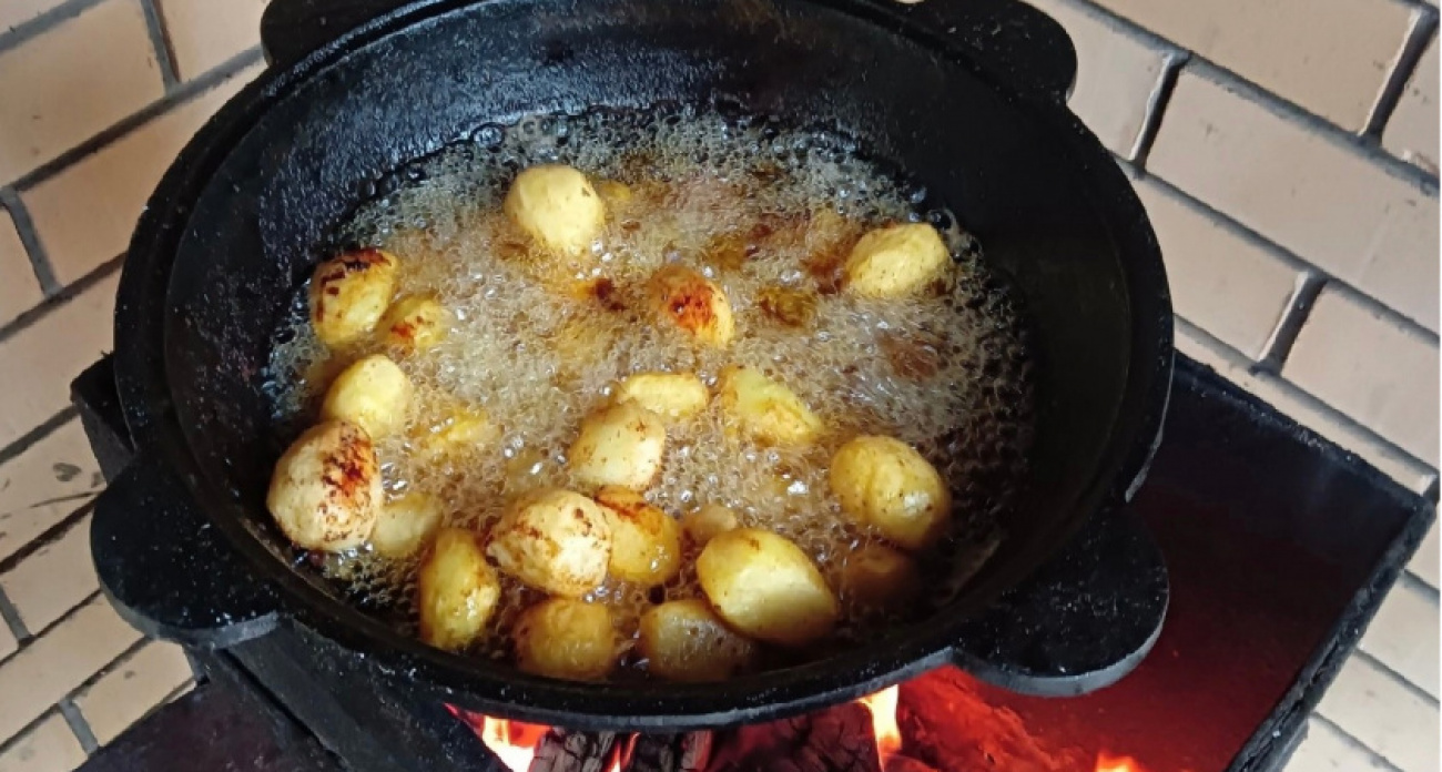 Про масло не вспоминаю: вот на чем обжариваю картошечку до хруста - секрет в трех ложках