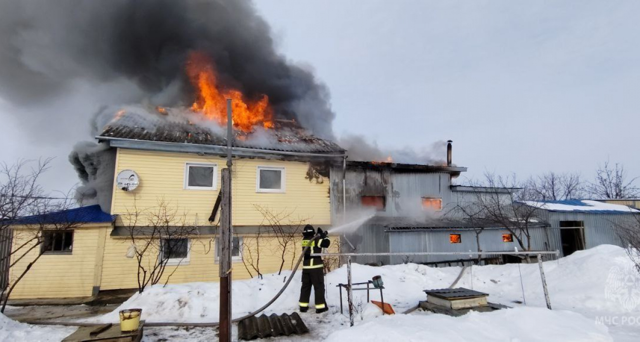 Мощный пожар оставил жителей Советского района без дома, бани и гаража