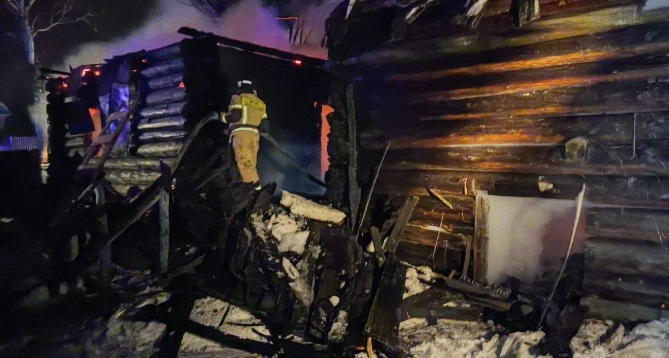 Сильный ветер с огнем уничтожили дом в Моркинском районе