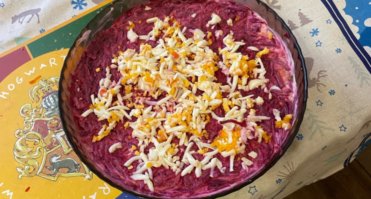 Винегрет теперь в пролете: питательный и вкусный салат со свеклой - у гостей за ушами громко трещит от удовольствия