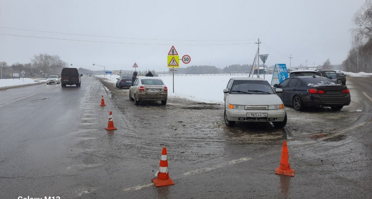 Женщина пострадала в жесткой утренней аварии в Медведевском районе