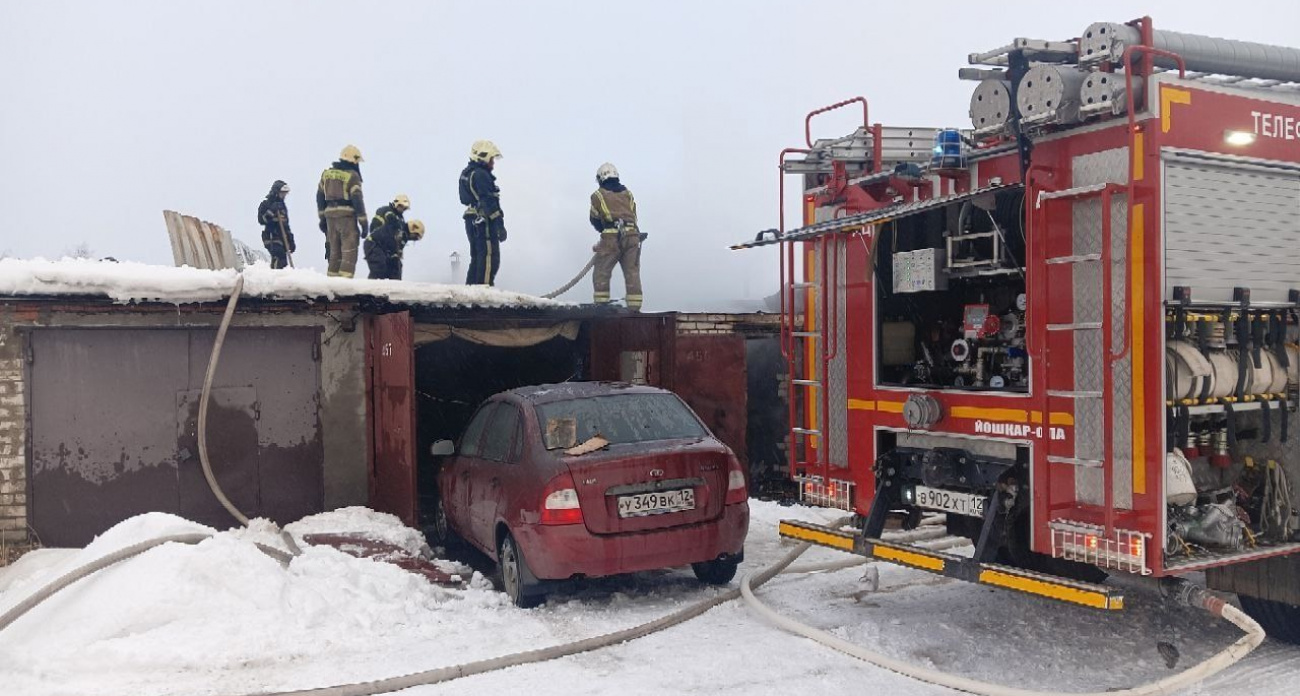 Гараж с двумя машинами полыхал рано утром в Йошкар-Оле