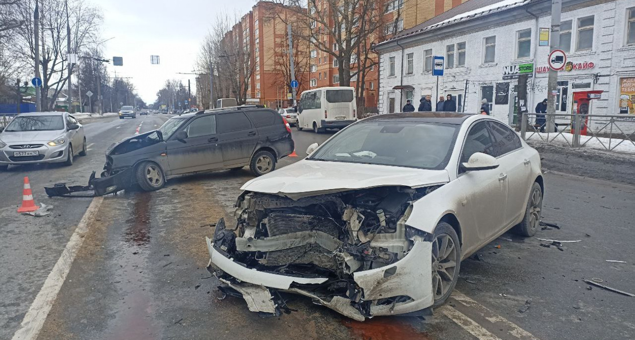 Йошкаролинец не осилил перекресток и устроил аварию: пострадало двое