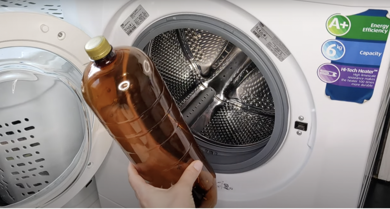 Кладу бутылку в стиральную машину и вот зачем: сантехники скрывают этот метод